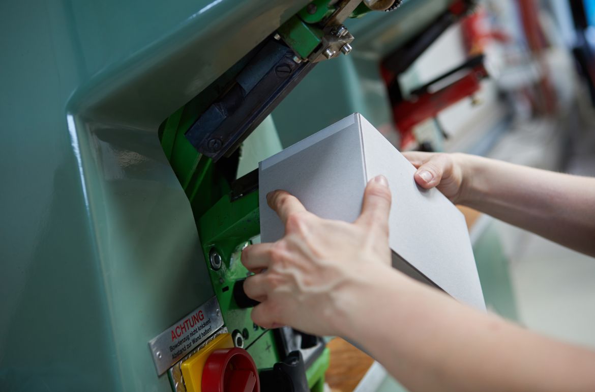 Handarbeit in der Fertigung: Kartonteile werden präzise zusammengesetzt