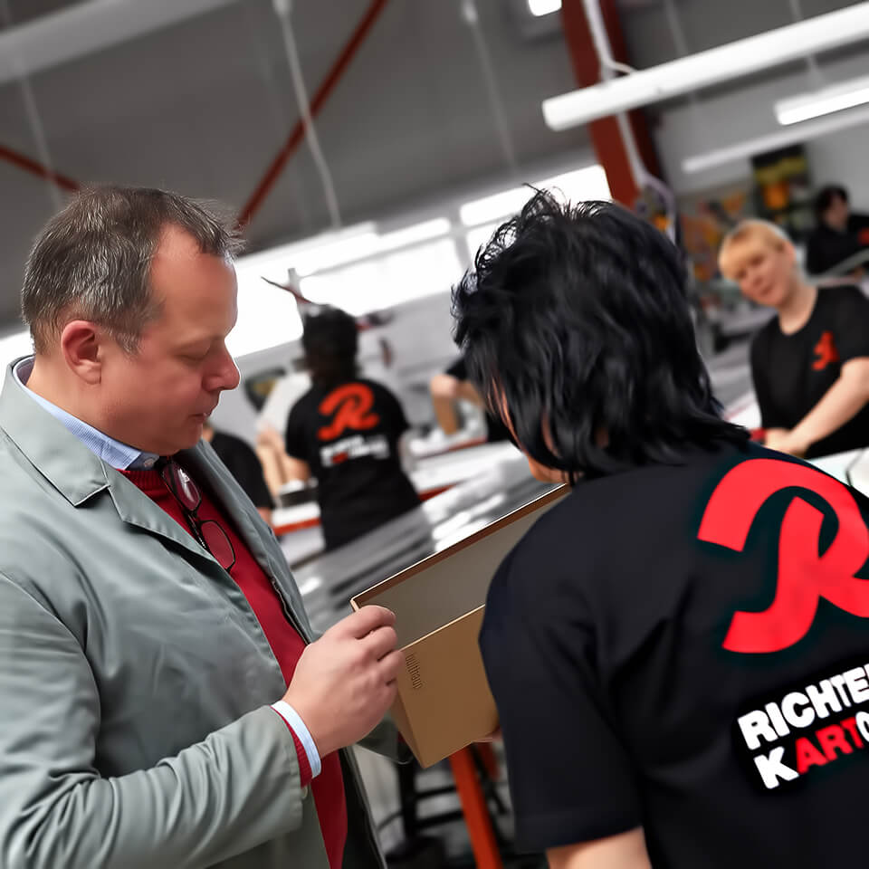 Prüfung einer gefertigten Kartonage im Arbeitsschritt der Qualitätskontrolle
